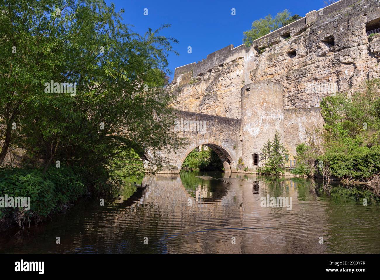 Europe, Luxembourg, ville de Luxembourg, l'ancien pont de Stierchen traversant la rivière Alzette, au-dessous des fortifications des Casemates du Bock Banque D'Images