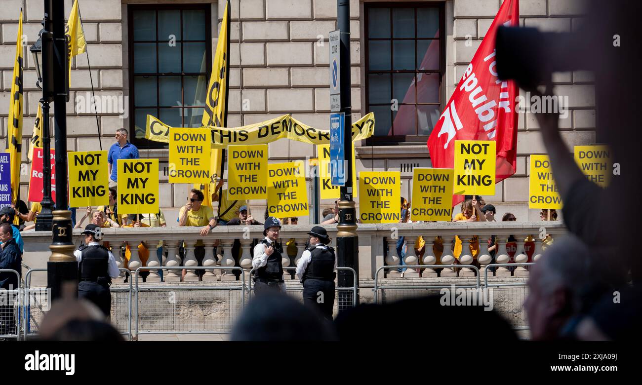 Londres, Royaume-Uni. 17 juillet 2024. Le roi Charles et la reine Camilla ont été chahutés aujourd'hui à l'ouverture du Parlement par le groupe de protestation anti-monarchiste Republic. Crédit : Lab Ky Mo/Alamy Live News. Banque D'Images