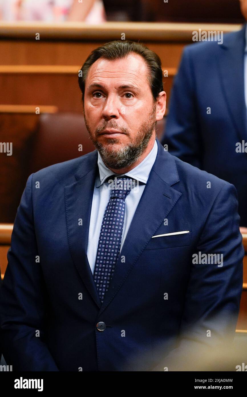 Oscar Puente, ministre espagnol des Transports, vu au Congrès espagnol des députés à Madrid, en Espagne ; la session extraordinaire a été demandée par le gouvernement pour présenter les lignes fondamentales du nouveau Plan d'action pour la démocratie. (Photo Alberto Gardin / SOPA images/SIPA USA) Banque D'Images