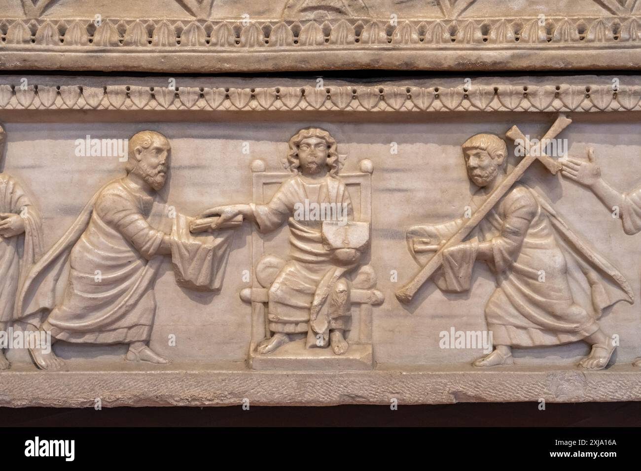 Gros plan sur des sculptures de saints et Jésus sculptées dans le mur de l'église à Ravenne Banque D'Images