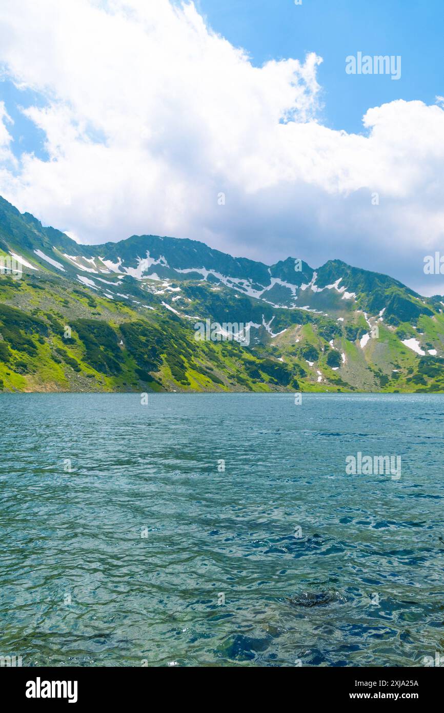 Lac de montagne dans la vallée de cinq étangs polonais. Beau paysage d'été dans les montagnes Tatra, Pologne. Banque D'Images