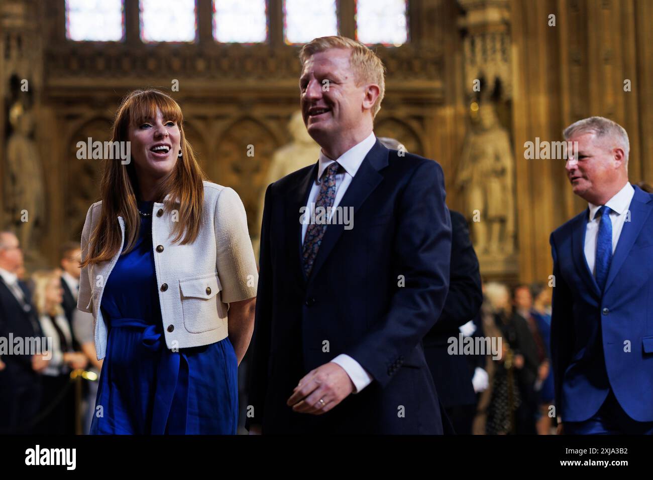 La vice-première ministre Angela Rayner et Oliver Dowden traversent le hall central des chambres du Parlement à Londres jusqu'à la Chambre des lords pour entendre le discours du roi lors de l'ouverture du Parlement. Date de la photo : mercredi 17 juillet 2024. Banque D'Images