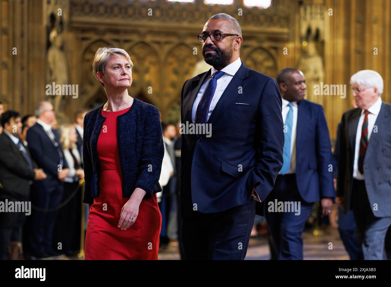 La secrétaire d'État à l'intérieur Yvette Cooper et le secrétaire d'État à l'intérieur James traversent habilement le hall central des chambres du Parlement à Londres jusqu'à la Chambre des lords pour entendre le discours du roi lors de l'ouverture du Parlement. Date de la photo : mercredi 17 juillet 2024. Banque D'Images