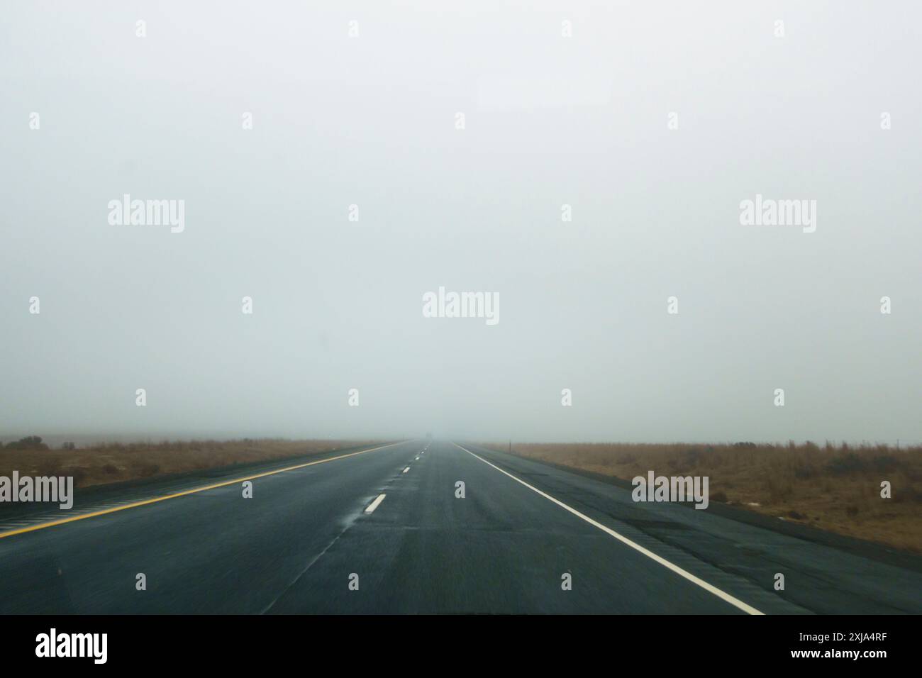 Conduite sur l'Interstate 90 brumeuse dans le comté de Lincoln, Washington. Banque D'Images