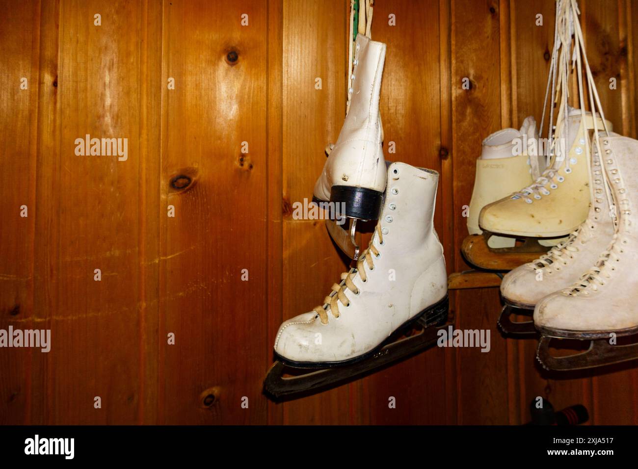 Paires de patins à glace suspendus dans une pièce. Banque D'Images