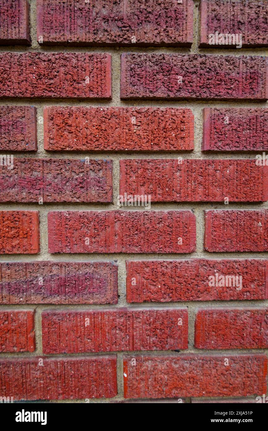 Gros plan d'un vieux mur de briques rouges en argile, posé dans un motif de liaison en cours avec du mortier. Banque D'Images