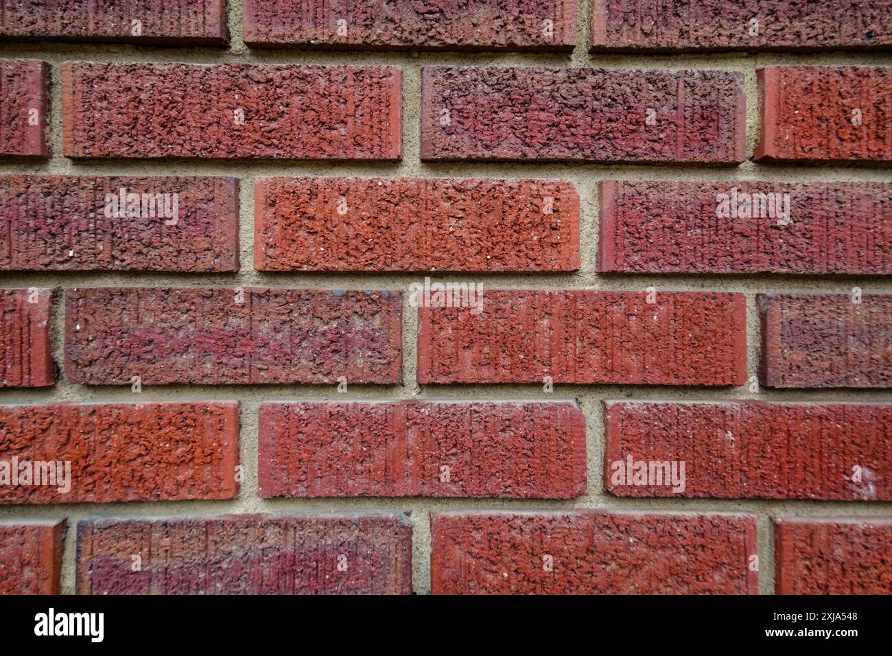 Gros plan d'un vieux mur de briques rouges en argile, posé dans un motif de liaison en cours d'exécution avec du mortier horizontalement, motif de brique. Banque D'Images