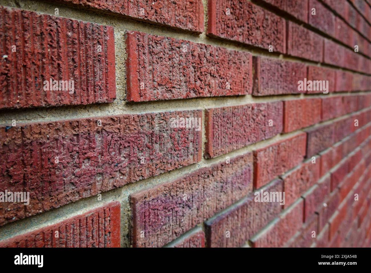 Gros plan d'un vieux mur de briques rouges en argile, posé dans un motif de liaison en cours d'exécution avec du mortier horizontalement, motif de brique. Banque D'Images