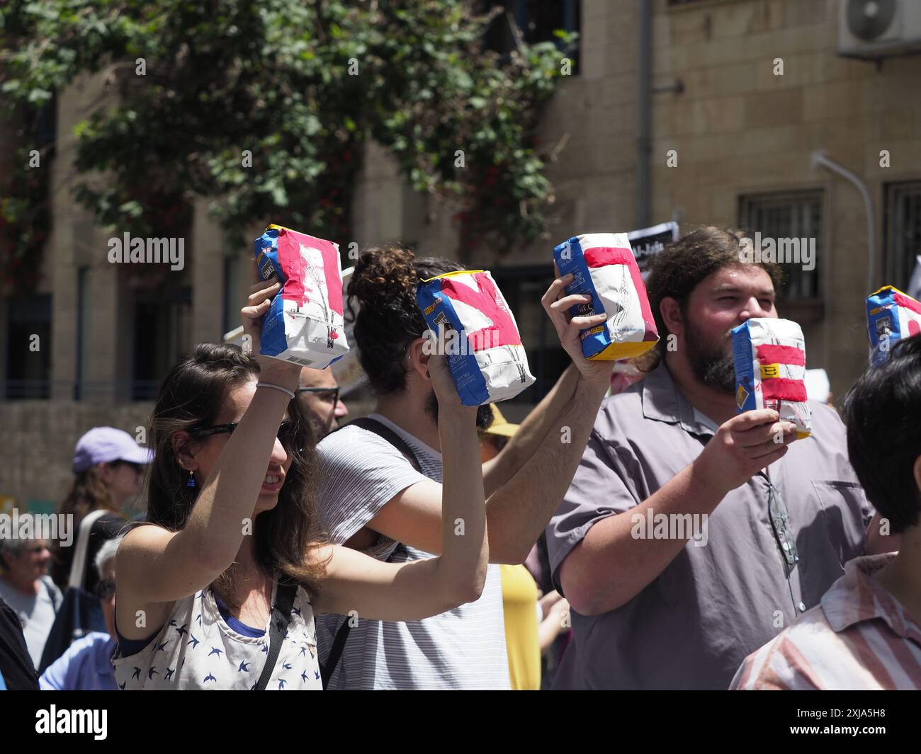 Manifestation de gauche à Jérusalem devant les bureaux d'ONG liée au blocage des camions d'aide à Gaza Banque D'Images