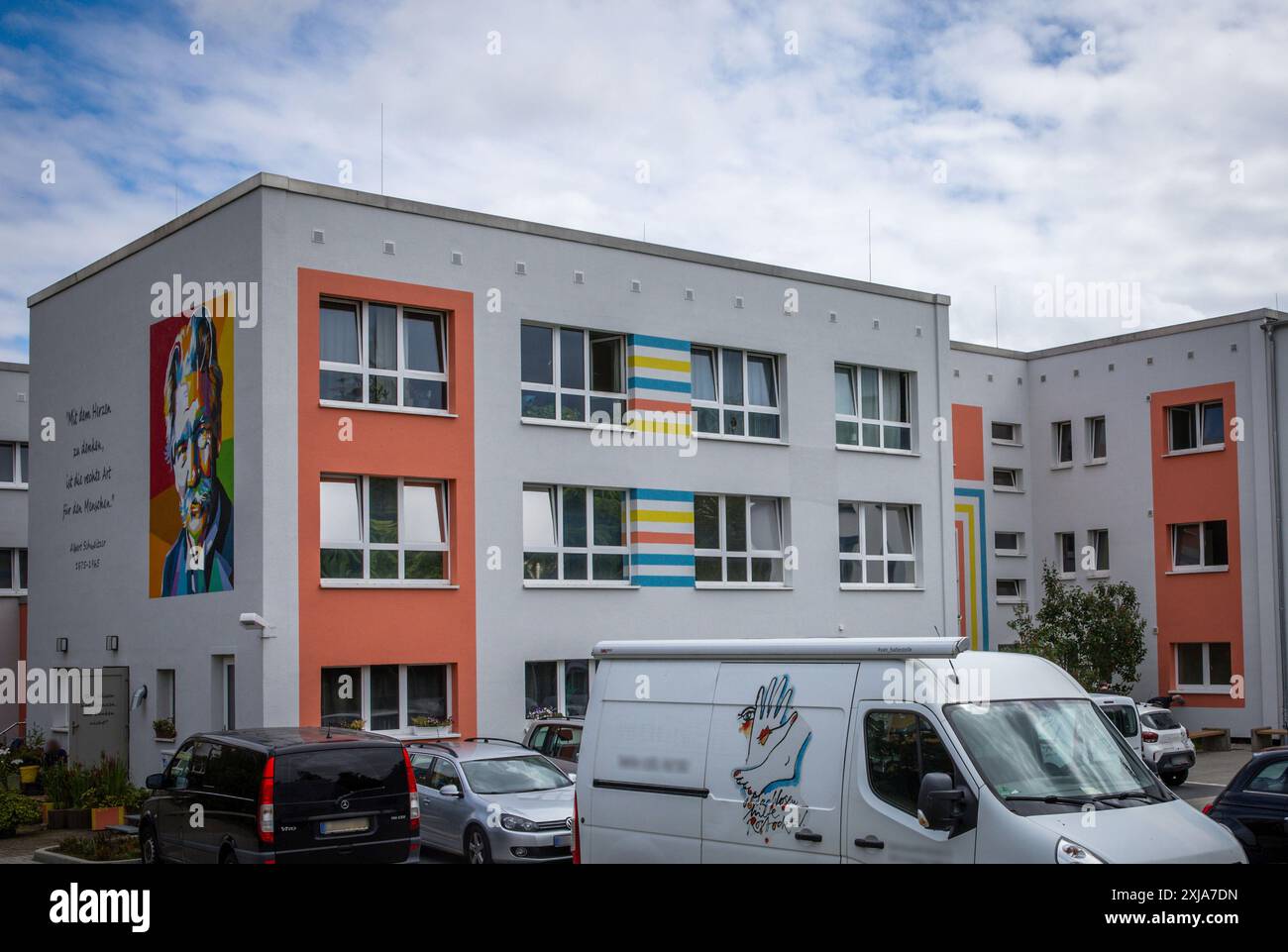 Rostock, Allemagne. 17 juillet 2024. Le refuge pour sans-abri dans le quartier de Toitenwinkel. Pendant la nuit, un résident de 63 ans a été retrouvé ici avec des blessures mortelles. Un colocataire présumé a été arrêté pendant la nuit. Credit : Jens Büttner/dpa - ATTENTION : les plaques d'immatriculation ont été pixelisées pour des raisons légales/dpa/Alamy Live News Banque D'Images