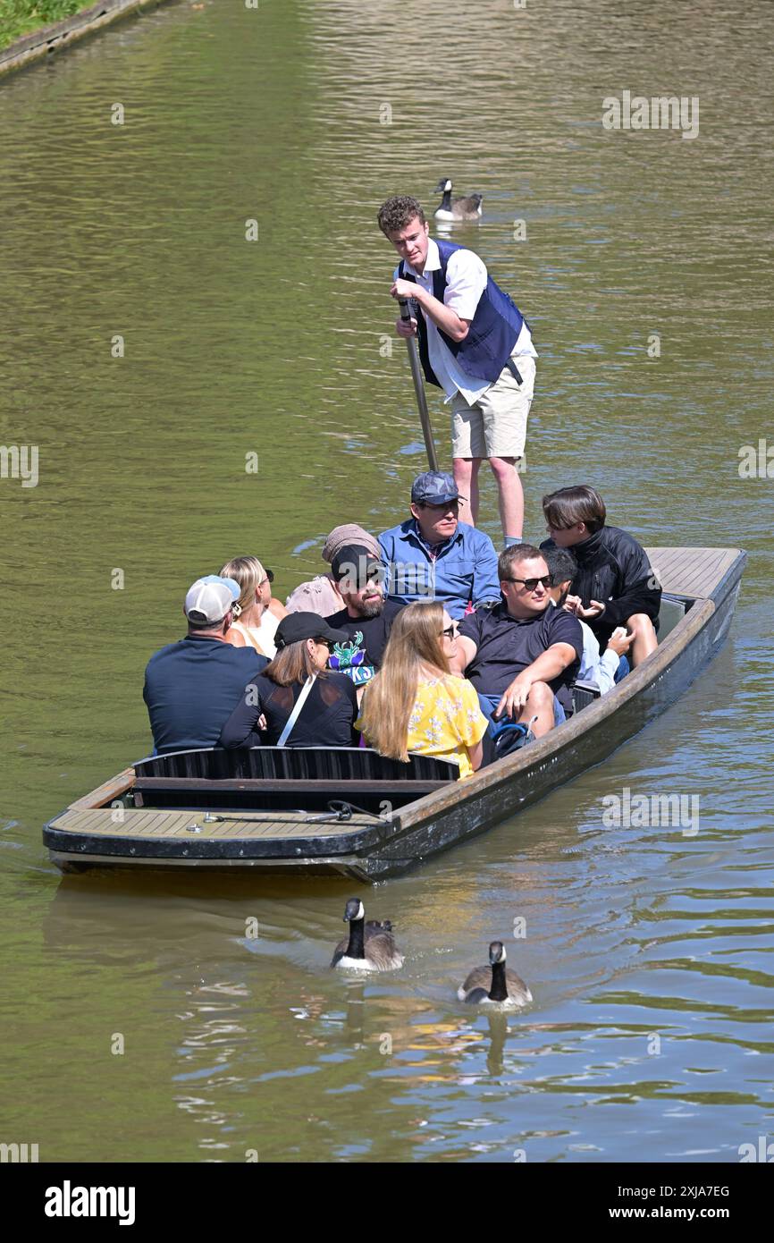 Temps chaud Cambridge Royaume-Uni les visiteurs de Cambridge Royaume-Uni apprécient le retour du temps chaud et ensoleillé et se rendent à Punts on the River Cam qui traverse la ville de Cambridgeshire. Cambridge Westminster UK Copyright : xMartinxDaltonx Cambridge 170724 MD 003 Banque D'Images