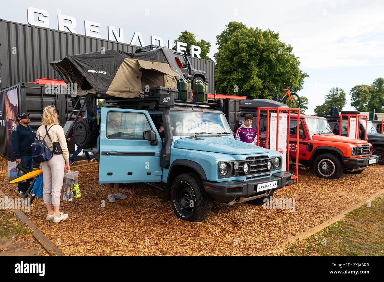 Présentoir INEOS Grenadier avec des voitures au Goodwood Festival of Speed 2024. Station Wagon avec tente et équipement Rhino Rack sur le toit Banque D'Images