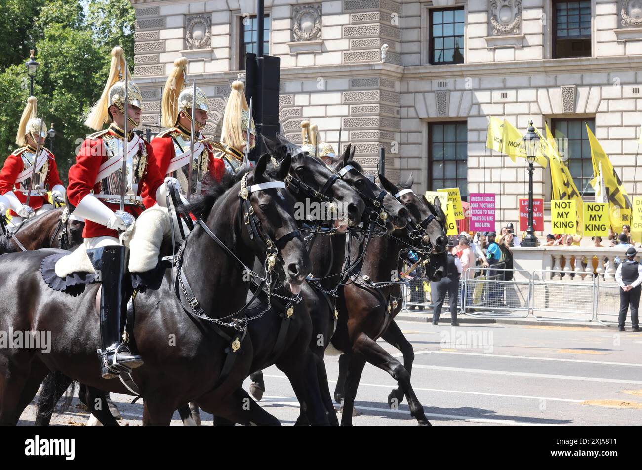 Londres, Royaume-Uni, 17 juillet 2024. Le roi Charles et la reine Camilla ont voyagé de Buckingham Palace à Whitehall pour l'ouverture du Parlement. Touristes, royalistes et manifestants de la République saluèrent la procession royale. Crédit : Monica Wells/Alamy Live News Banque D'Images