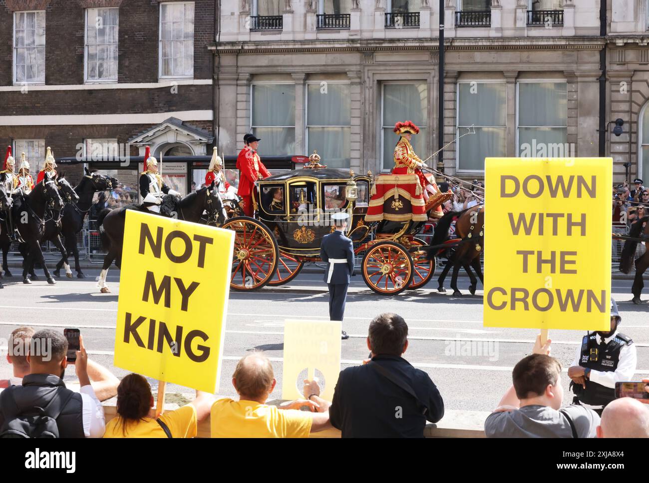 Londres, Royaume-Uni, 17 juillet 2024. Le roi Charles et la reine Camilla ont voyagé de Buckingham Palace à Whitehall pour l'ouverture du Parlement. Touristes, royalistes et manifestants de la République saluèrent la procession royale. Crédit : Monica Wells/Alamy Live News Banque D'Images