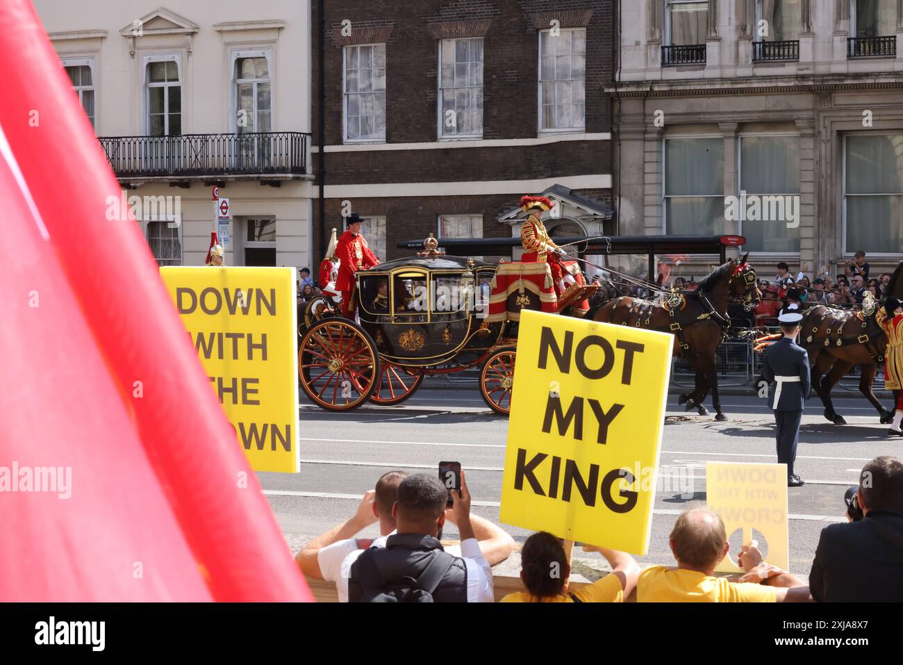 Londres, Royaume-Uni, 17 juillet 2024. Le roi Charles et la reine Camilla ont voyagé de Buckingham Palace à Whitehall pour l'ouverture du Parlement. Touristes, royalistes et manifestants de la République saluèrent la procession royale. Crédit : Monica Wells/Alamy Live News Banque D'Images
