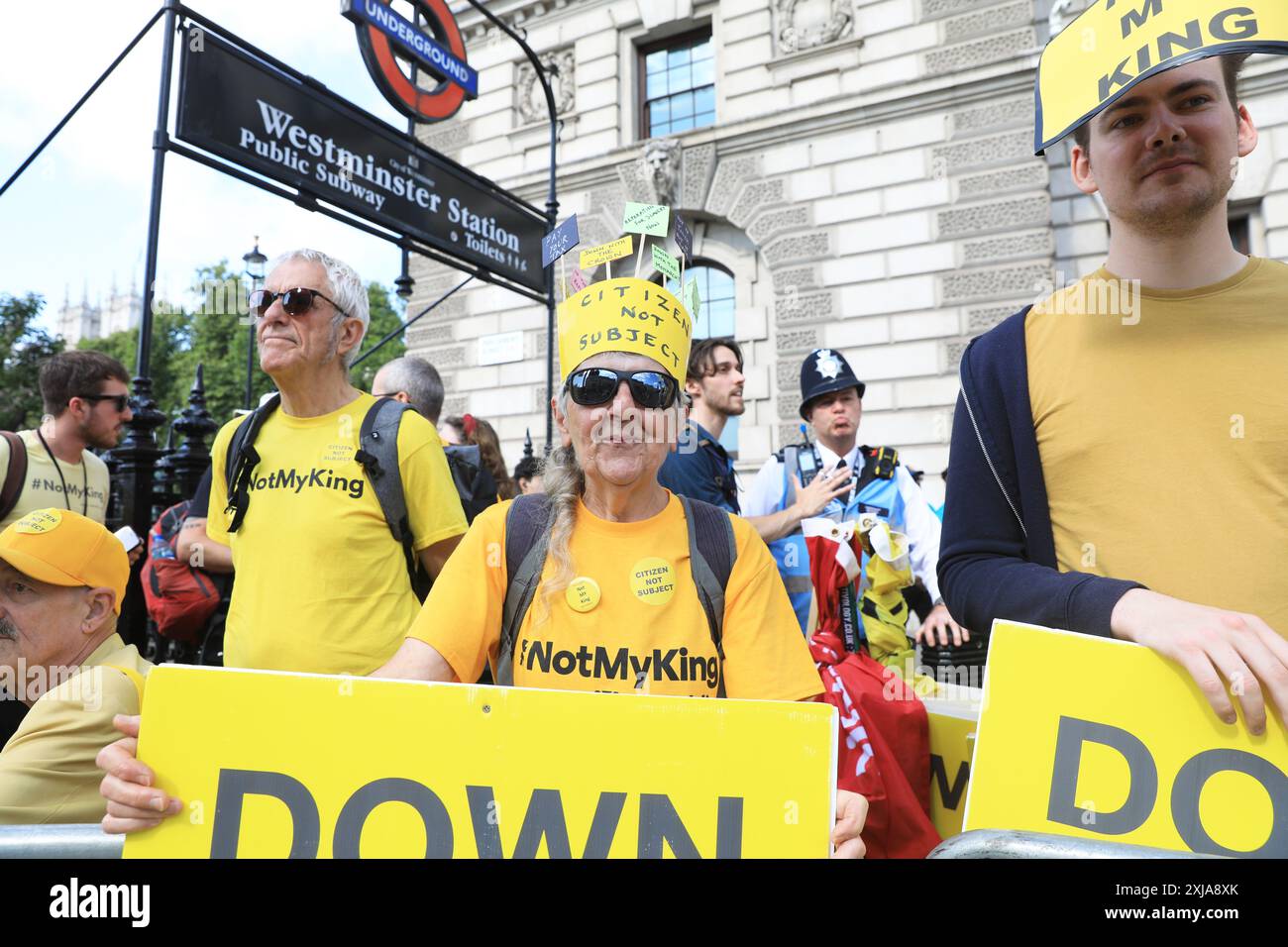 Londres, Royaume-Uni, 17 juillet 2024. Le roi Charles et la reine Camilla ont voyagé de Buckingham Palace à Whitehall pour l'ouverture du Parlement. Touristes, royalistes et manifestants de la République saluèrent la procession royale. Crédit : Monica Wells/Alamy Live News Banque D'Images