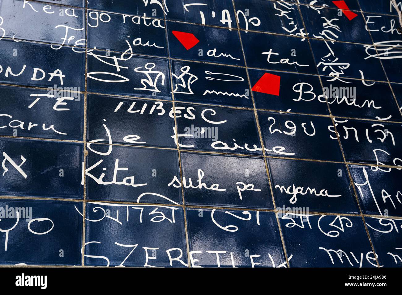 Mur d'amour, mur sur le thème de l'amour dans la place du jardin Jehan Rictus à Montmartre, Paris, France, composé de tuiles de lave émaillée. Banque D'Images