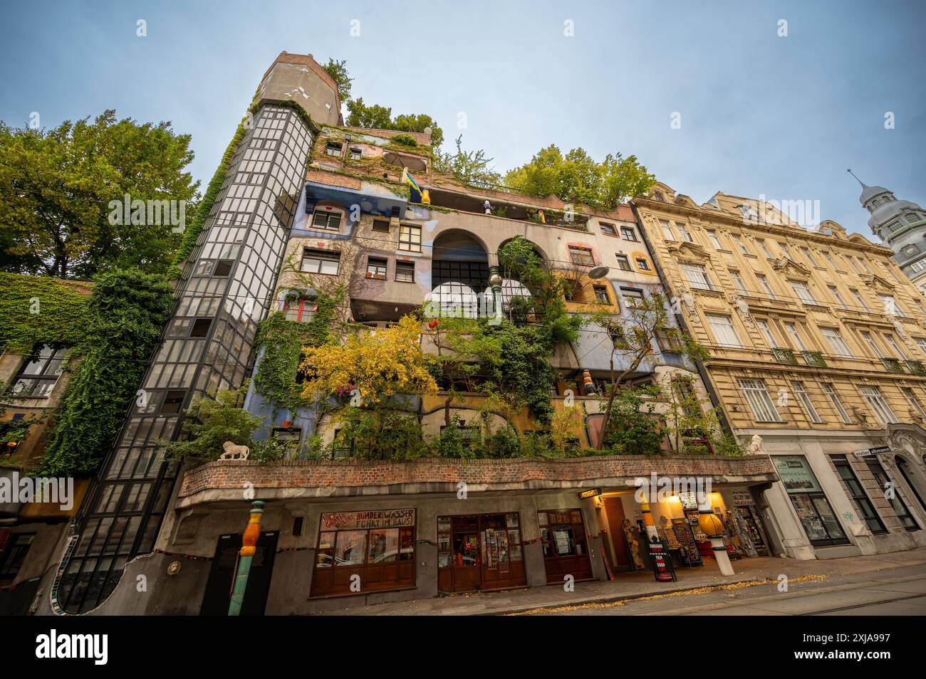 Vienne, Autriche, 21 août 2022. Plan spectaculaire de la façade colorée avec des plantes et des arbres de la maison Hundertwasser à Vienne. Buil résidentiel Banque D'Images