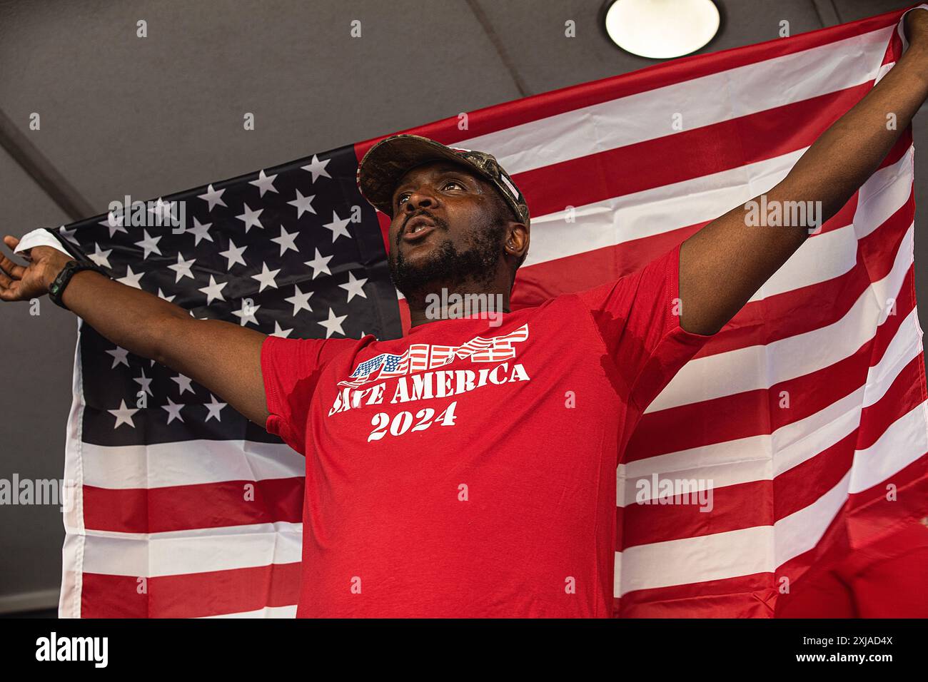 Un partisan de Trump tient un drapeau lors d’un rassemblement Trump à Philadelphie Banque D'Images Un partisan de Trump tient un drapeau lors d’un rassemblement Trump à Philadelphie Banque D'Images