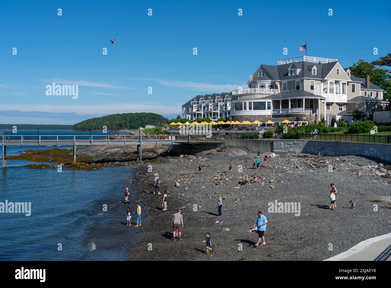 Les gens explorent Town Beach et Bar Harbor Inn, Bar Harbor Maine Banque D'Images