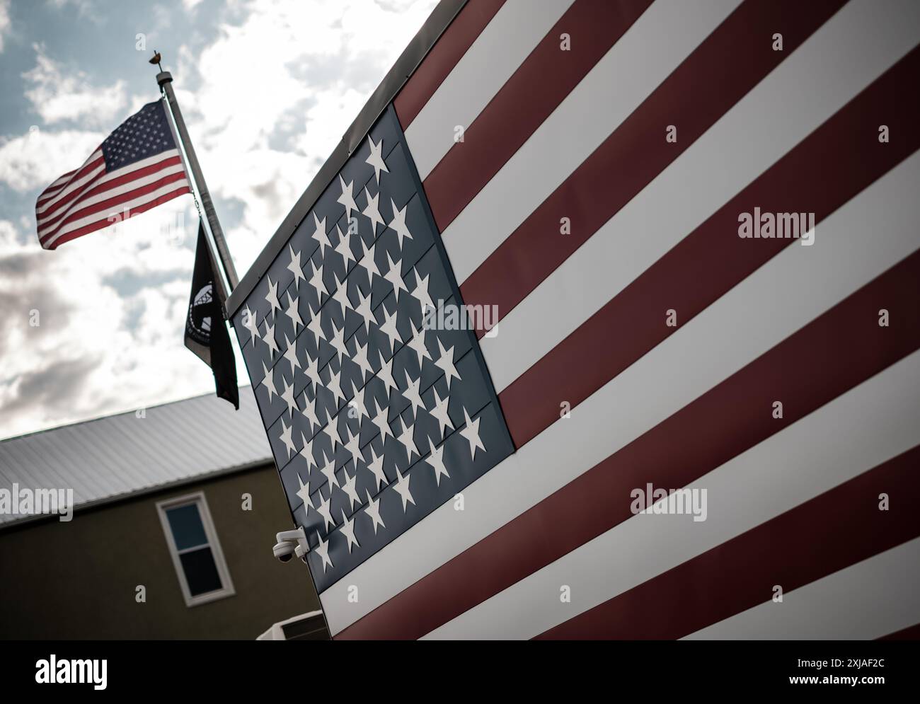 Les Stars & Stripes sont fièrement exposées à Custer, Dakota du Sud, États-Unis. Banque D'Images