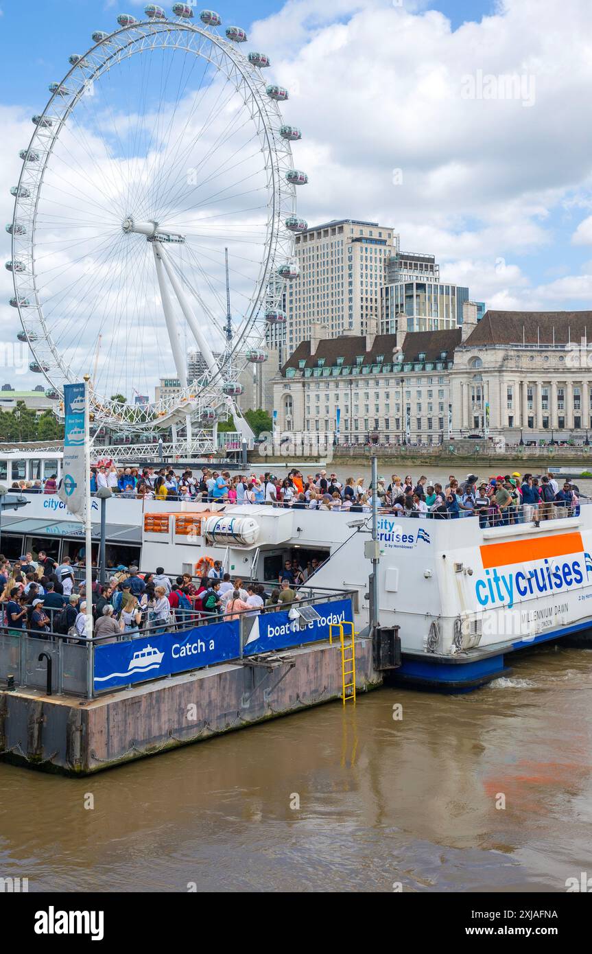 Les gens font la queue et attendent une promenade en bateau à Londres car de nombreux touristes sont attendus pour visiter la capitale pendant la saison des vacances d'été. Banque D'Images