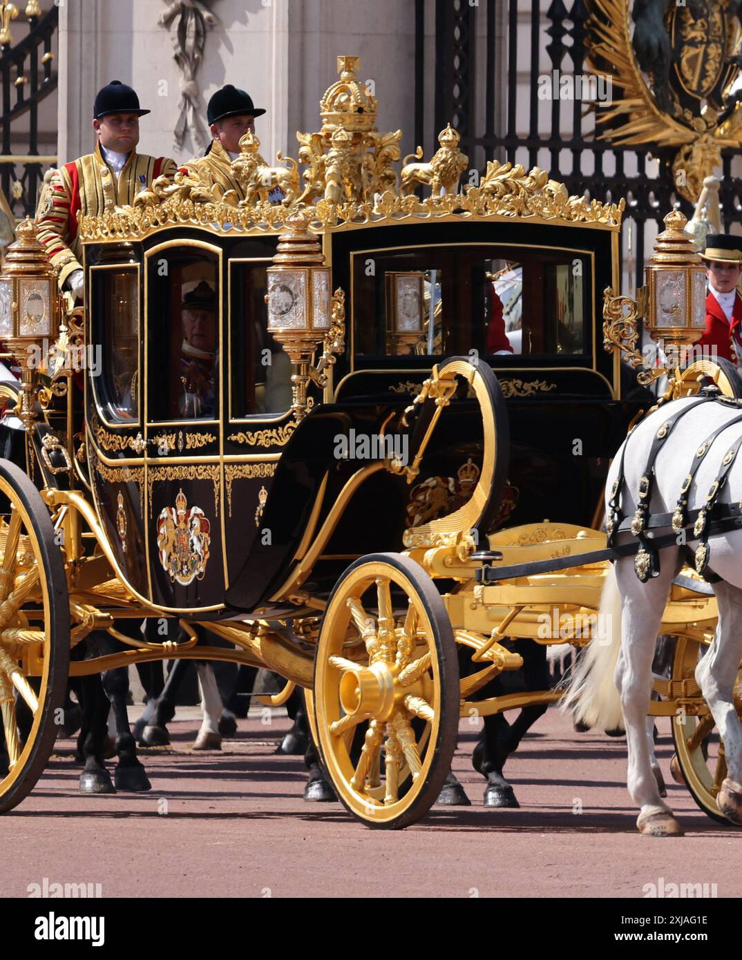 Londres 17 juillet 2024 la reine Camilla et le roi Charles III voyagent dans le Diamond State Coach dans le Mall pour l'ouverture du Parlament Banque D'Images