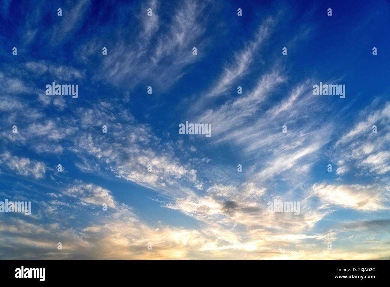 Nuages en cirro-forme au coucher du soleil sur Taylor Pond Auburn, MOI Banque D'Images