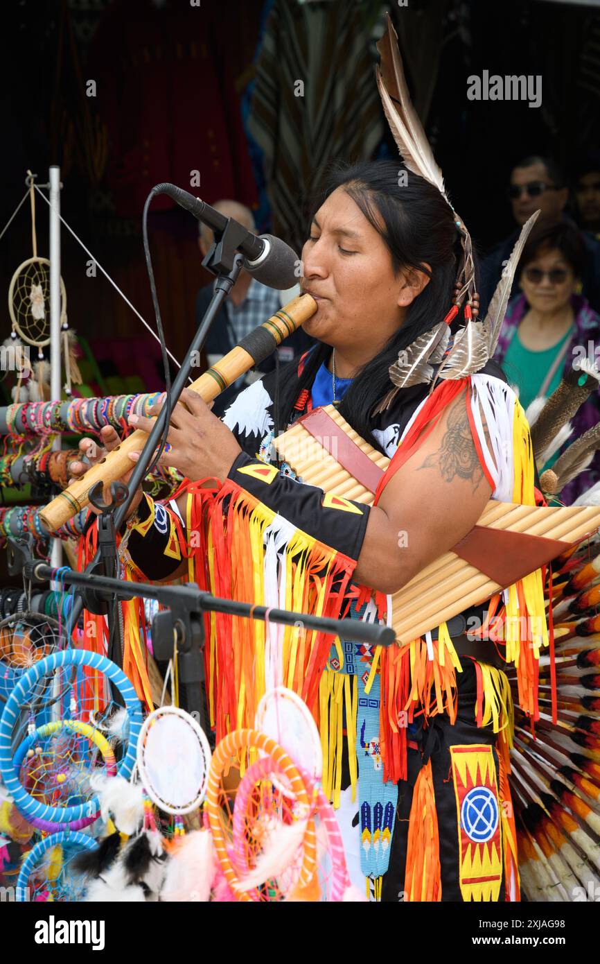 Coquimbo, Chili - 15 mars 2019 : un musicien en tenue traditionnelle joue de la flûte de pan au marché local. Banque D'Images
