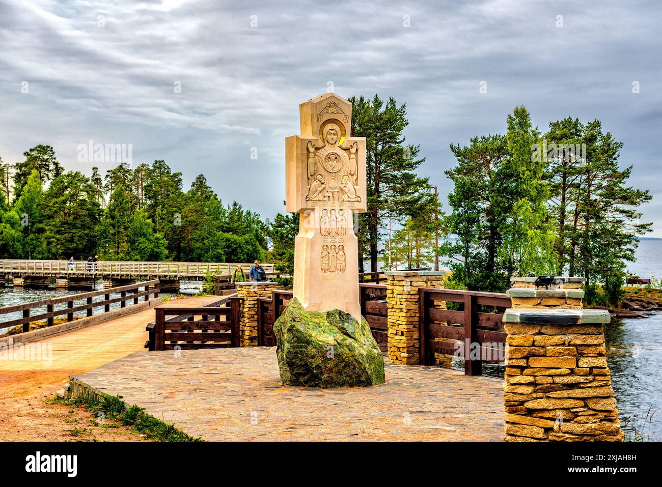 Croix commémorative sur l'île de Jean de Cronstadt sur Valaam Banque D'Images
