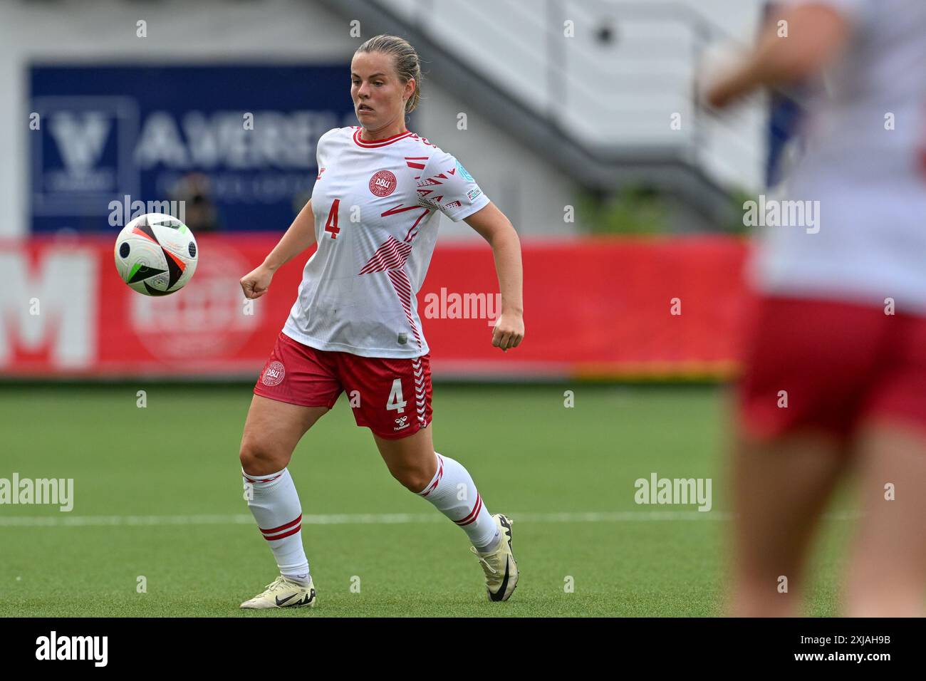 Daio Wasabi Stayen Stadium Emma Faerge (4) du Danemark photographié lors d'un match de football entre les équipes nationales féminines de Belgique, appelées les Red Flames et du Danemark lors de la cinquième journée du groupe A2 dans la phase de championnat de la compétition des qualifications européennes féminines de l'UEFA 2023-24, le vendredi 12 juillet 2024 à Sint-Truiden , Belgique . Photo SPP | David Catry (David Catry / SPP) Banque D'Images