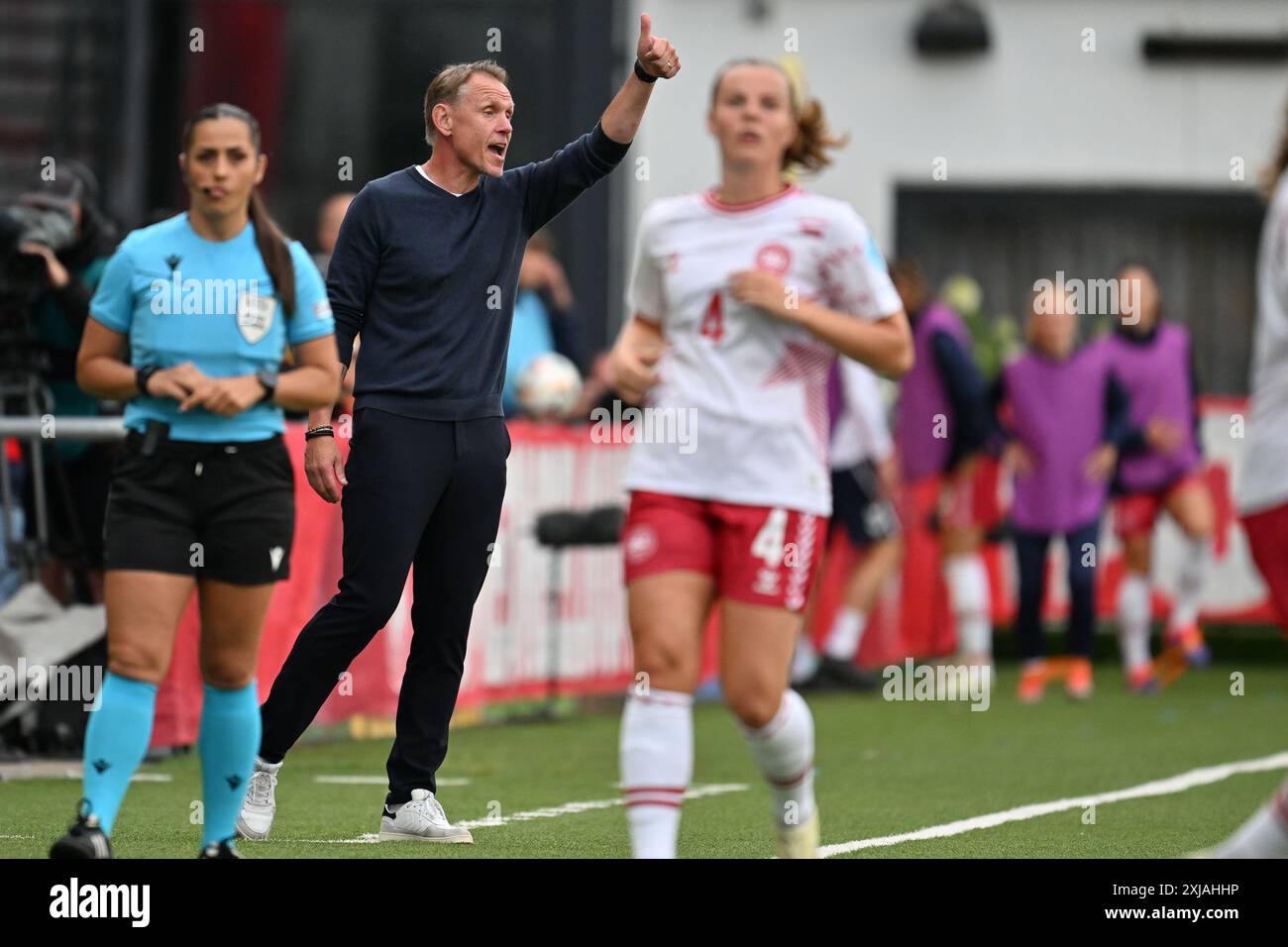 Sint Truiden, Belgique. 12 juillet 2024. Andree Jeglertz, entraîneure-chef du stade Daio Wasabi Stayen, danoise, photographiée lors d'un match de football opposant les équipes nationales féminines de Belgique, appelées les Red Flames, et du Danemark lors de la cinquième journée de match du groupe A2 dans la phase de la compétition des qualifications européennes féminines de l'UEFA 2023-24, le vendredi 12 juillet 2024 à Sint-Truiden, Belgique . Photo SPP | David Catry (David Catry/SPP) crédit : SPP Sport Press photo. /Alamy Live News Banque D'Images