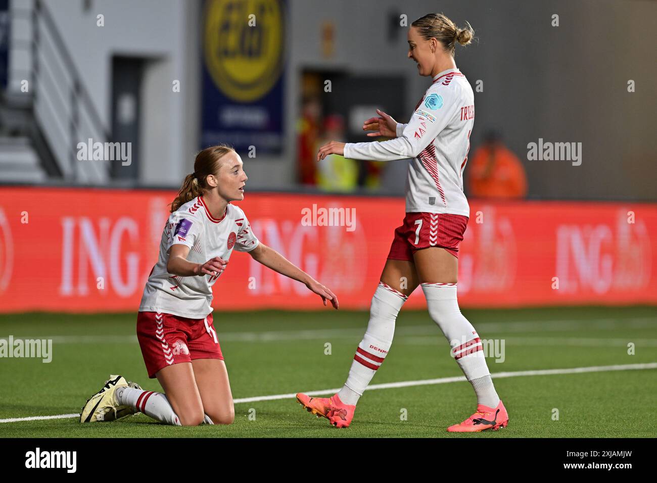 Daio Wasabi Stayen Stadium Sara Holmgaard (18) du Danemark célèbre avec Sanne Troelsgaard (7) du Danemark après avoir marqué le but 0-3 lors d'un match de football entre les équipes nationales féminines de Belgique, appelé les Red Flames et le Danemark pour la cinquième journée du Groupe A2 dans la phase de championnat des qualifications européennes féminines de l'UEFA 2023-24, le vendredi 12 juillet 2024 à Sint-Truiden , Belgique . Photo SPP | David Catry (David Catry / SPP) Banque D'Images