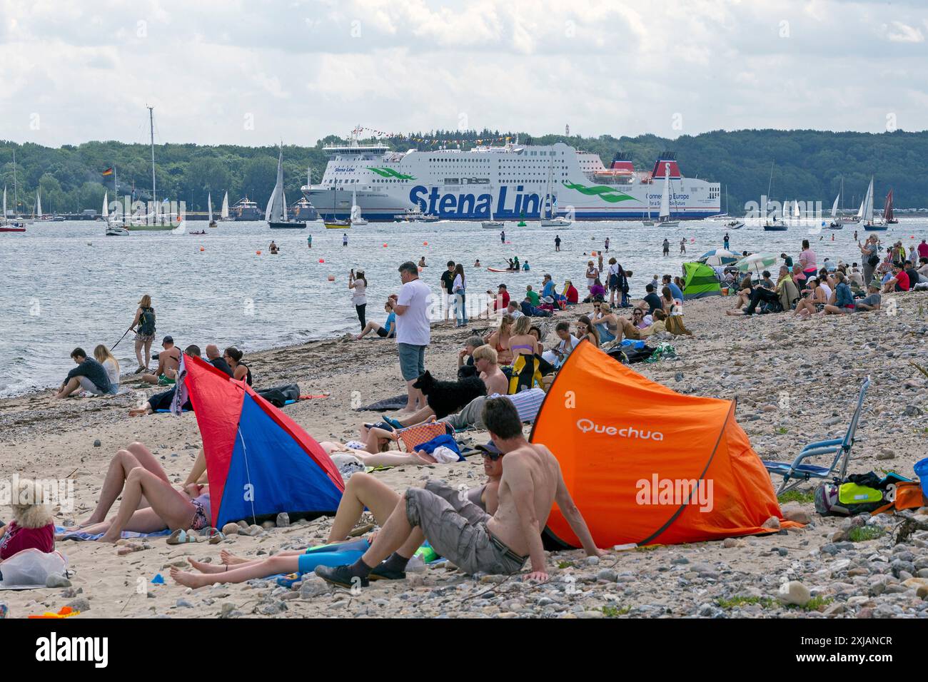 Ferry Stena Line, bateaux à voile, gens, plage de Falckenstein, Kiel week, fjord de Kiel, Kiel, Schleswig-Holstein, Allemagne Banque D'Images