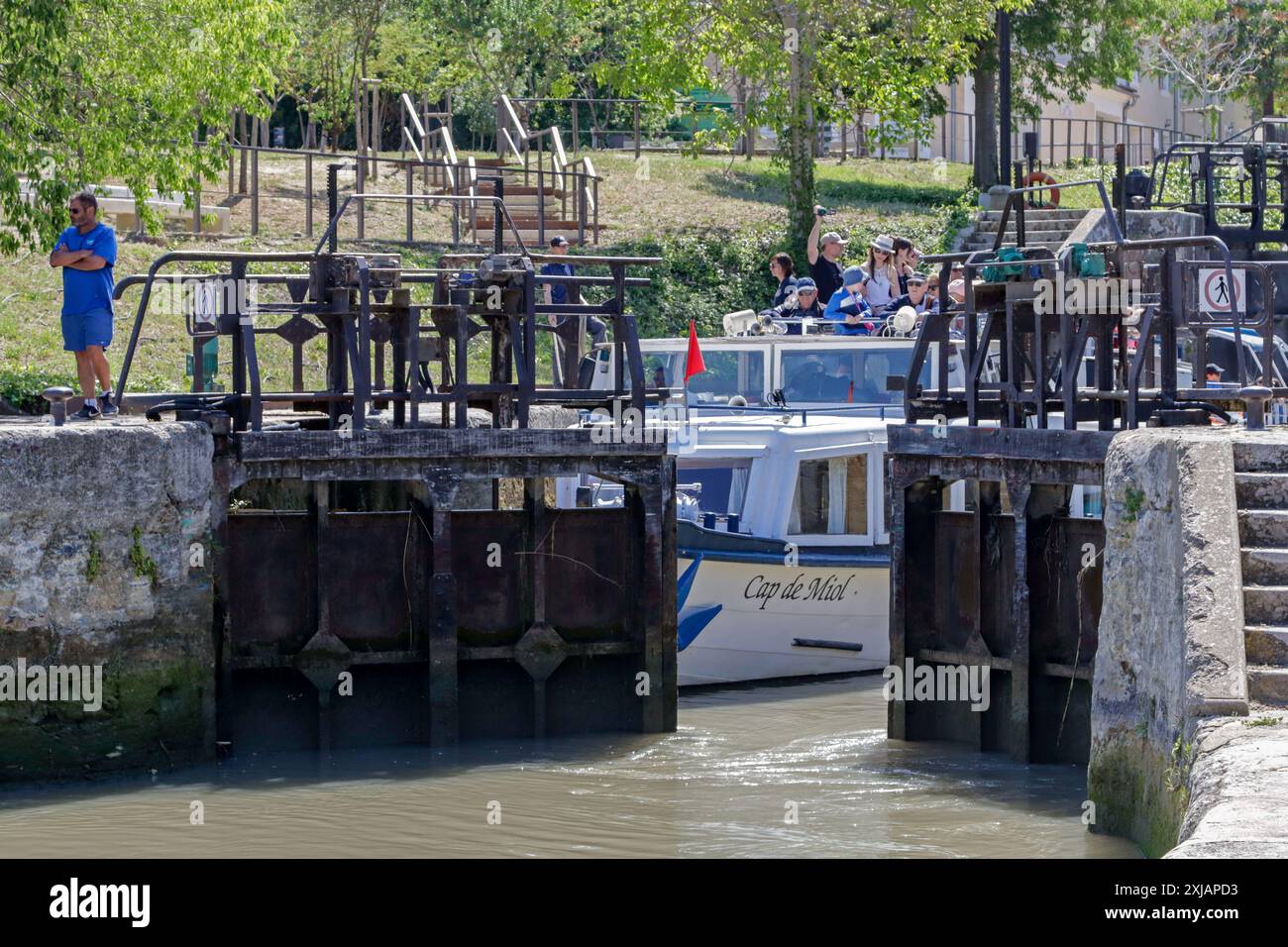 Barge 'Cap de Miol'. Navigation sur le canal du midi. Passage des 9 écluses de Fonseranes. Béziers, Occitanie, France Banque D'Images