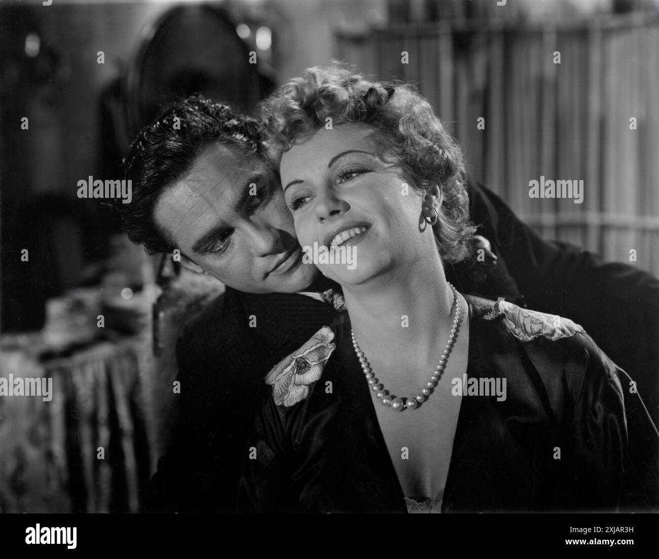 RICHARD TODD et ROSALYN BOULTER dans FOR THEM THAT TRESPASS 1949 réalisateur ALBERTO CAVALCANTI roman Ernest Raymond scénario J. Lee Thompson Associated British Picture Corporation (ABPC) / Associated British-Pathe Banque D'Images