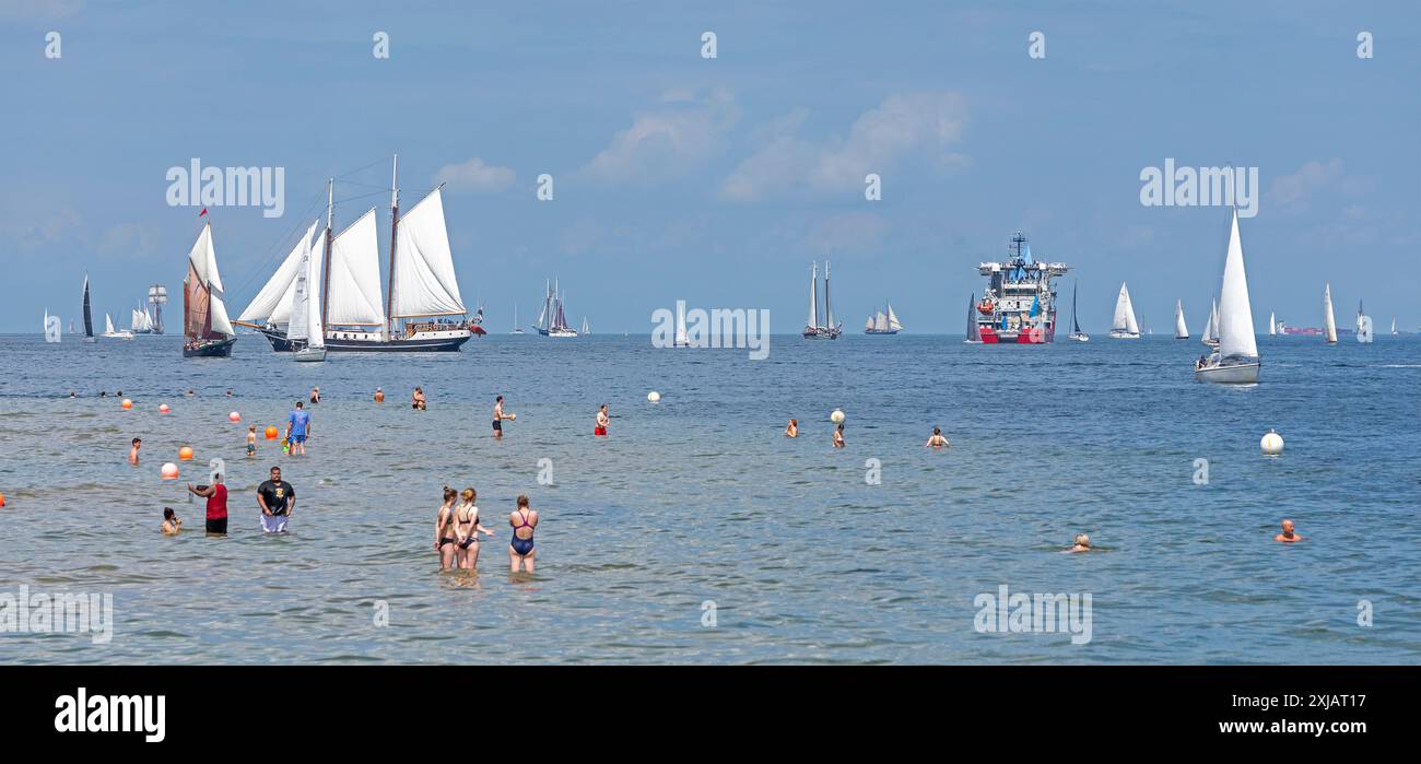 Voiliers, bateaux, personnes debout dans l'eau, semaine de Kiel, fjord de Kiel, Kiel, Schleswig-Holstein, Allemagne Banque D'Images