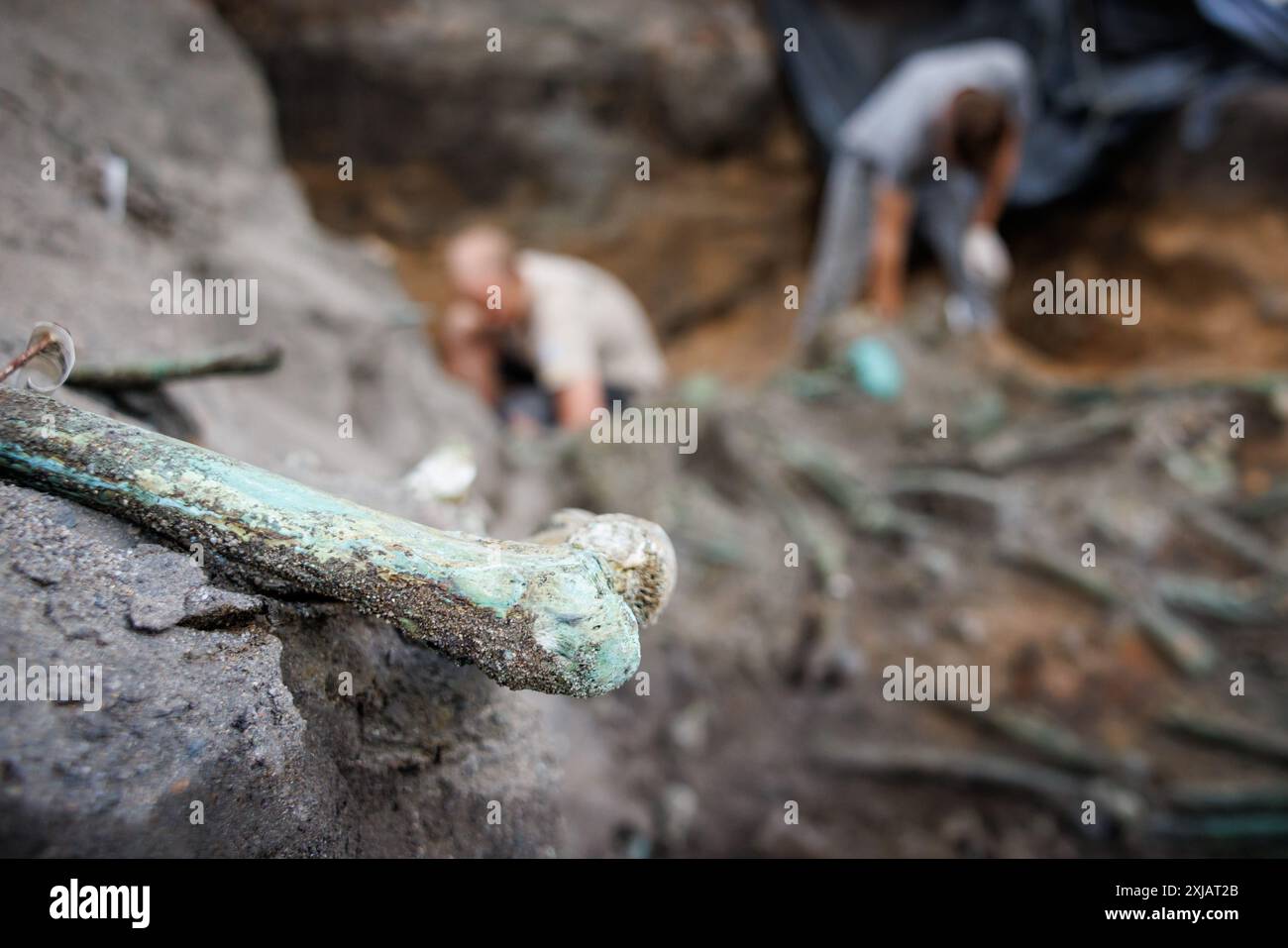 Nuremberg, Allemagne. 17 juillet 2024. L'os humain d'une victime de la peste dépasse de la terre lors des fouilles archéologiques. Les squelettes de plusieurs centaines de victimes de la peste ont été découverts en février 2024 lors de travaux de construction sur le site d’une nouvelle maison de retraite. Selon l'archéologue de la ville de Nuremberg, c'est le plus grand cimetière de la peste en Allemagne - peut-être même en Europe. Crédit : Daniel Karmann/dpa/Alamy Live News Banque D'Images