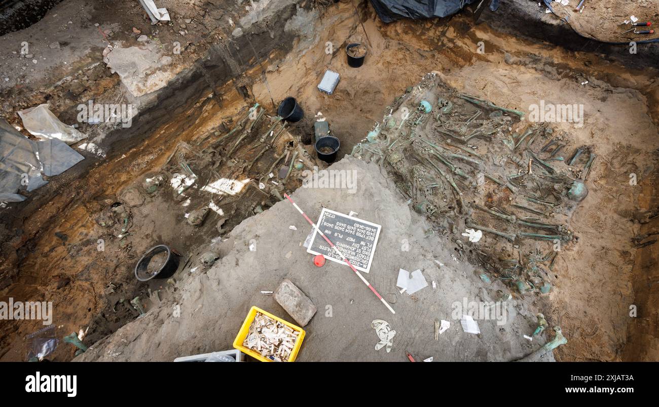 Nuremberg, Allemagne. 17 juillet 2024. Les restes humains d'une victime de la peste se trouvent dans le sol lors de fouilles archéologiques. Les squelettes de plusieurs centaines de victimes de la peste ont été découverts en février 2024 lors de travaux de construction sur le site d’une nouvelle maison de retraite. Selon l'archéologue de la ville de Nuremberg, c'est le plus grand cimetière de la peste en Allemagne - peut-être même en Europe. Crédit : Daniel Karmann/dpa/Alamy Live News Banque D'Images