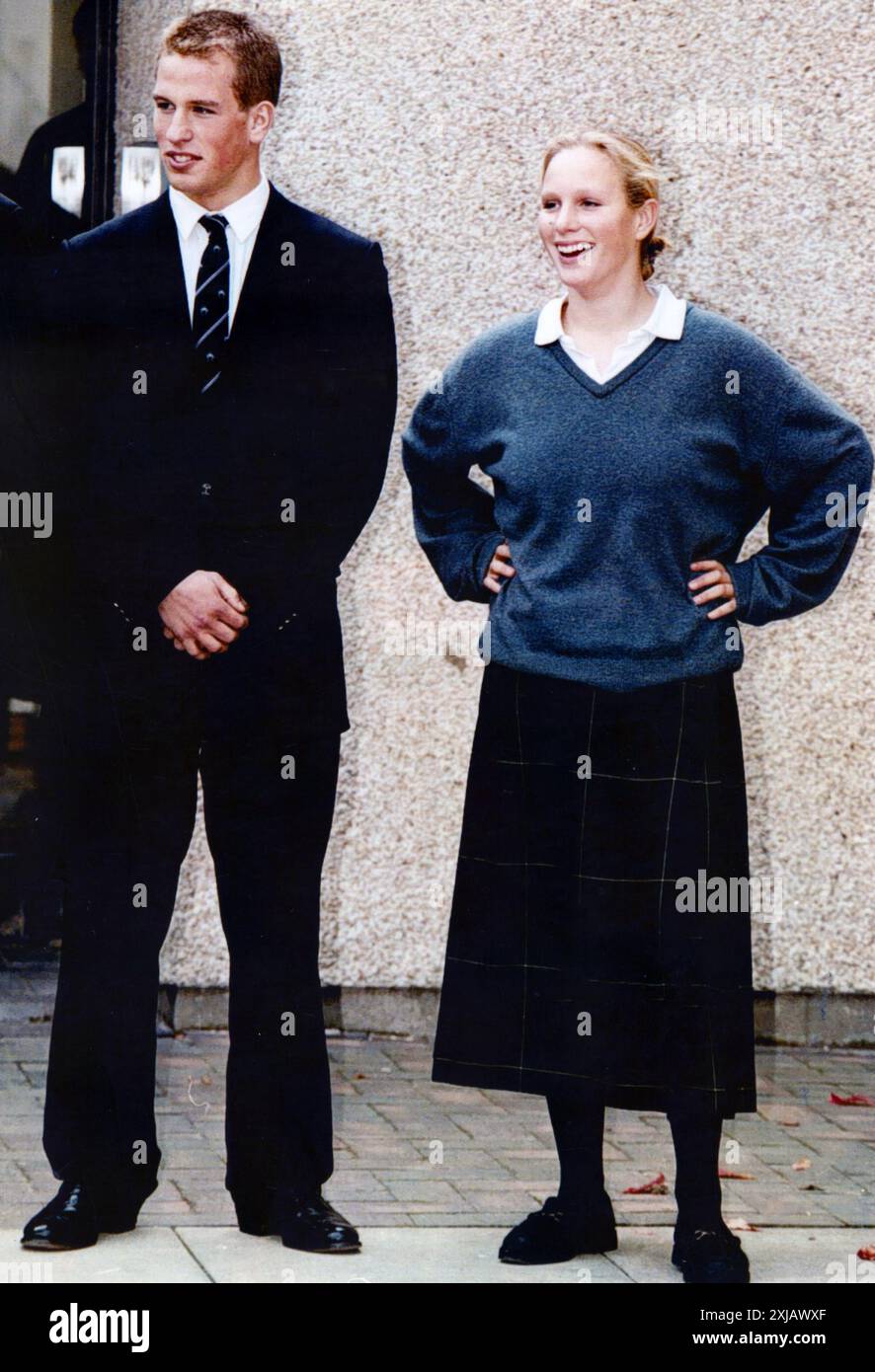 1998 Gordonstoun Archivio Storico Olycom/LaPresse Zara Anne Elizabeth Tindall, nata Phillips (Londra, 15 maggio 1981) è una cavallerizza britannica, figlia della principessa reale Anna e del suo primo marito, il capitano Mark Phillips. È la seconda nipote della regina Elisabetta II e di Filippo di Edimburgo, nonché nipote del re Carlo III. Nella Foto : Zara Anne Elizabeth Tindall e Peter Phillips a Gordonstoun photo : Zara Anne Elizabeth Tindall et Peter Phillips at Gordonstoun crédit : LaPresse/Alamy Live News Banque D'Images