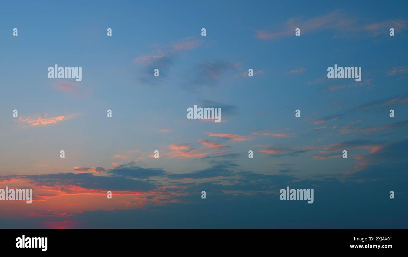 Time lapse. Formation de nuages traversant le ciel bleu. Nuages multicouches blancs et moelleux sur le ciel bleu. Banque D'Images