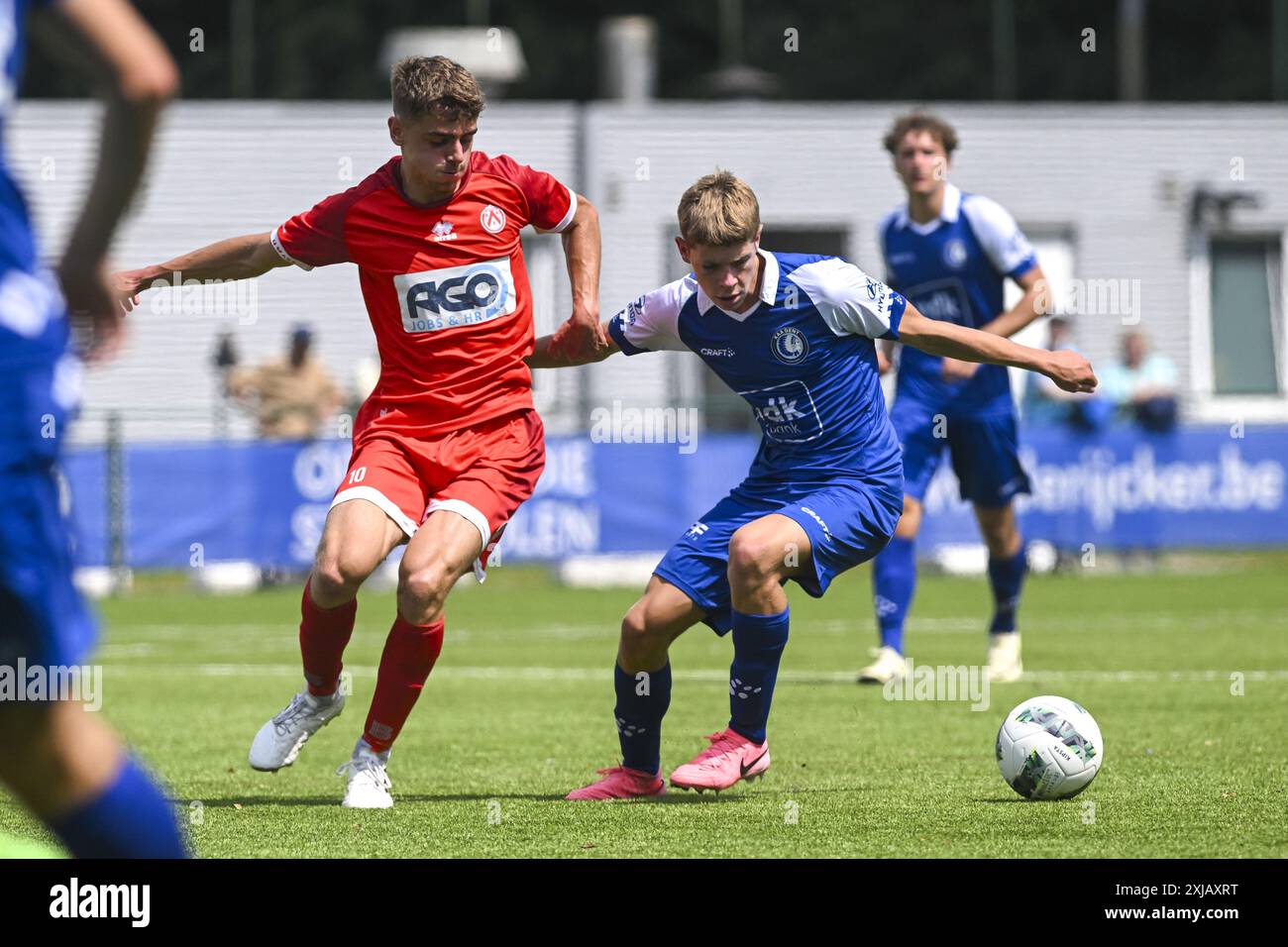 Gand, Belgique. 17 juillet 2024. Raphael Marino de Jong Kortrijk et Mael Debondt de Jong Gent un match entre Jong Gent (KAA Gent's U23) et Jong Kortrijk (KV Kortrijk's U23), au Chillax Arena, à Oostakker, Gent, mercredi 17 juillet 2024. BELGA PHOTO FREDERIC SIERAKOWSKI crédit : Belga News Agency/Alamy Live News Banque D'Images