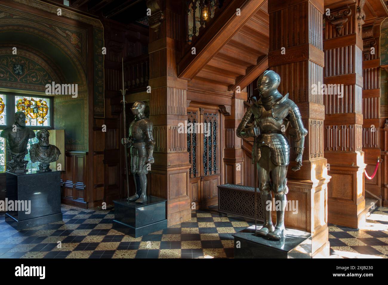 Armure dans la salle des gardes du Kasteel van Gaasbeek, château médiéval mais rénové au 19ème siècle, Lennik, Brabant flamand, Belgique Banque D'Images