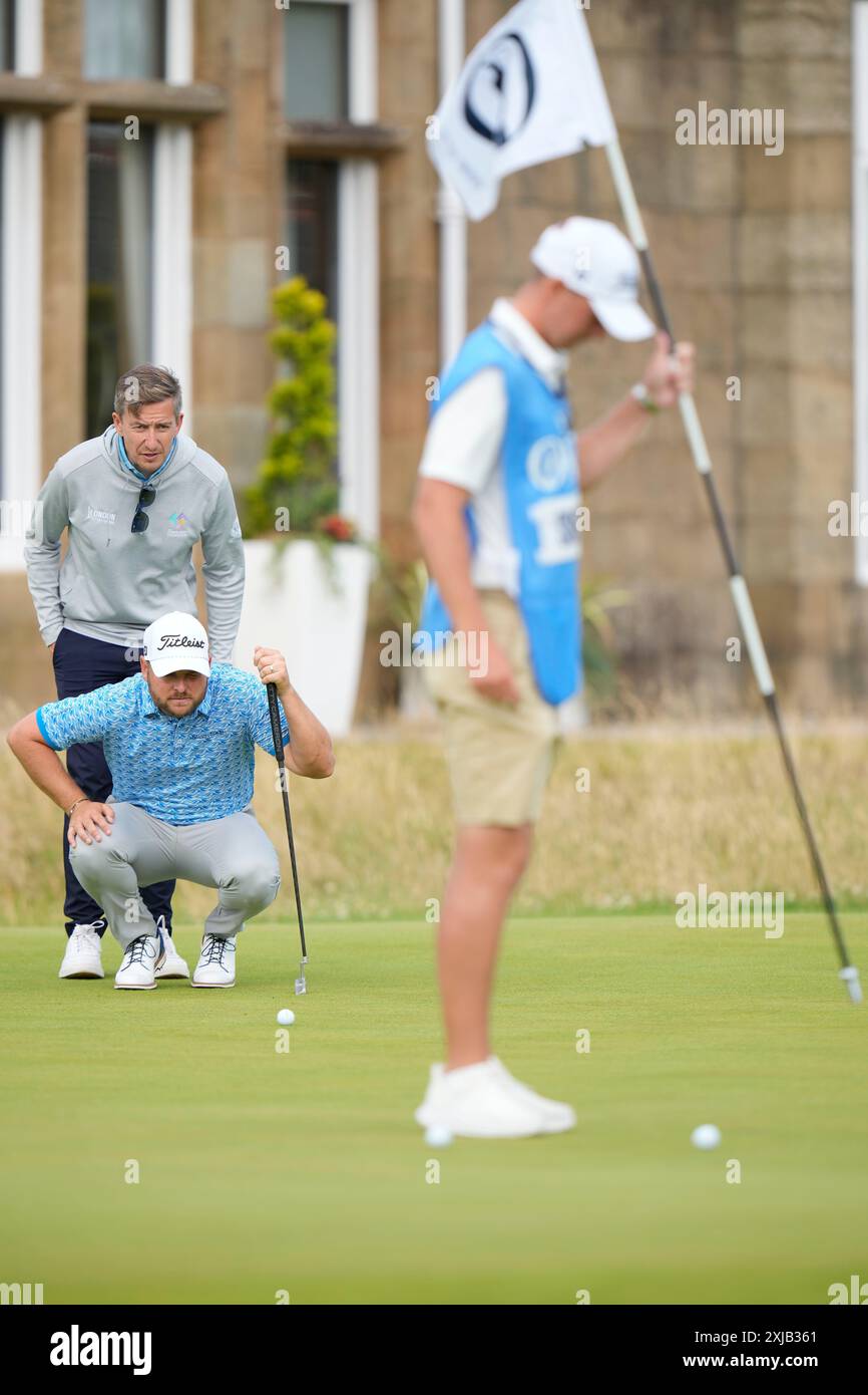 17 juillet 2024 ; Royal Troon Golf Club, Troon, South Ayrshire, Écosse ; le jour 3 des essais de l'Open Championship ; Jordan Smith aligne un putt sur le 18ème green Banque D'Images