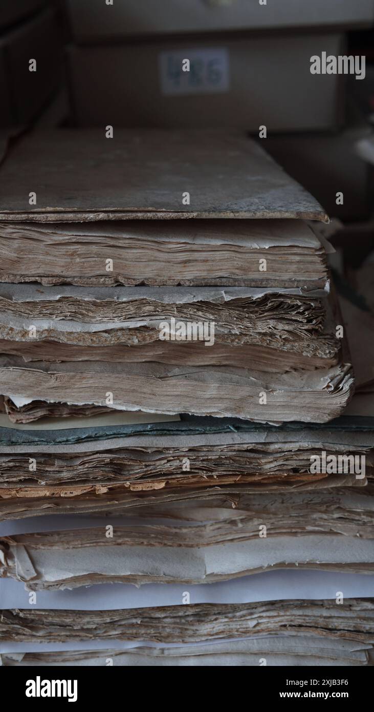 Une pile de vieux documents dans une archive. Banque D'Images