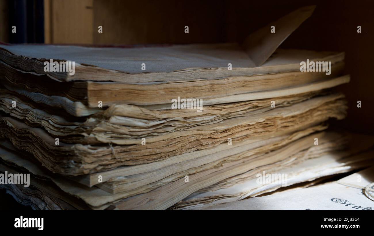 Une pile de vieux documents dans une archive. Banque D'Images