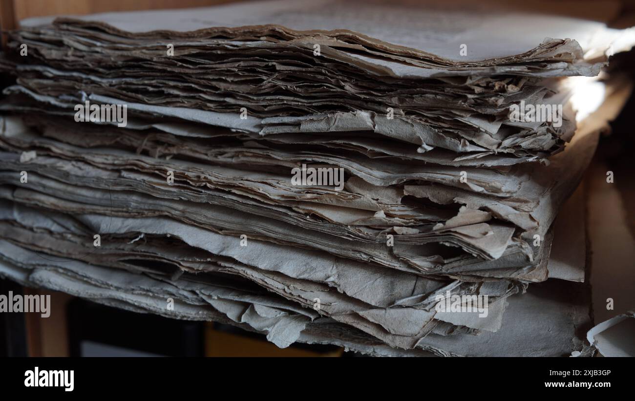 Une pile de vieux documents dans une archive. Banque D'Images