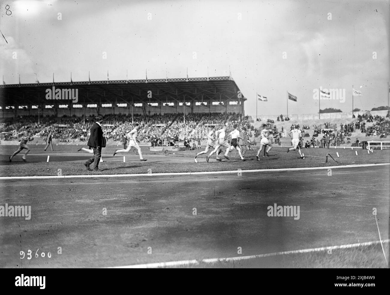 Athlétisme aux Jeux Olympiques d'été de Paris 1924 – Steeplechase du 3000 mètres masculin - victoire de ville Ritola (fin) - les Jeux Olympiques de Paris 1924 ont eu lieu au stade Olympique de Colombes (aujourd'hui stade Yves-du-Manoir) Banque D'Images