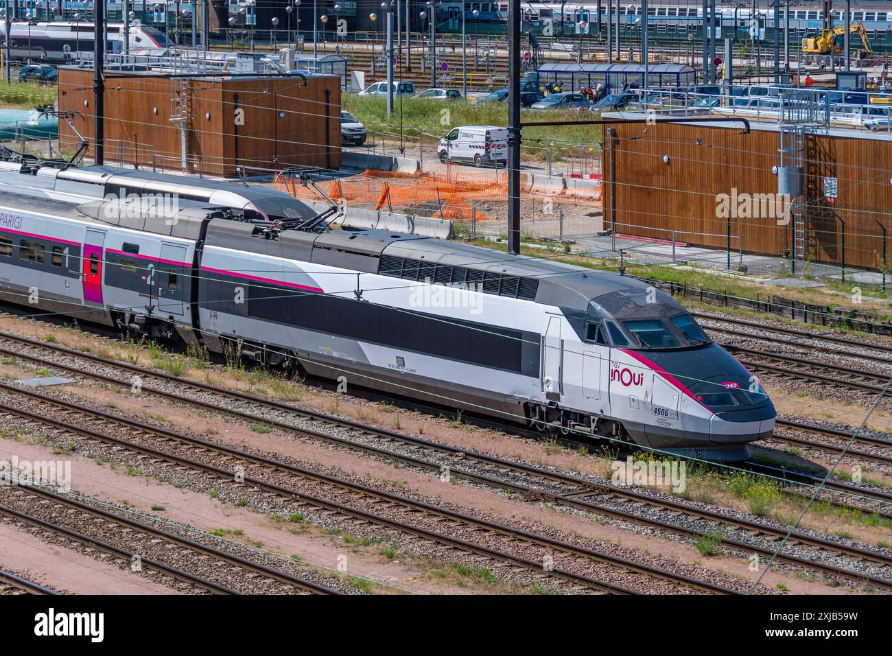 TGV Inoui près de la gare de Lyon. TGV est le service ferroviaire interurbain à grande vitesse de France exploité par la SNCF, la compagnie ferroviaire publique française Banque D'Images