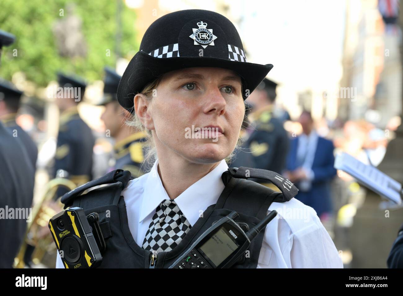 Femme officier de police métropolitaine, State Opening of Parliament, Whitehall, Londres, Royaume-Uni Banque D'Images